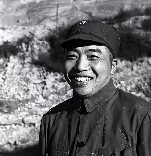1949年，彭德怀看见自己的画像和毛主席、朱老总并排在一起，立马呵斥许光达：快把
