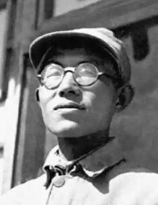 1937年，大西北的黄土路上，一个衣衫褴褛的叫花子走进一户地主家讨饭。地主看他一