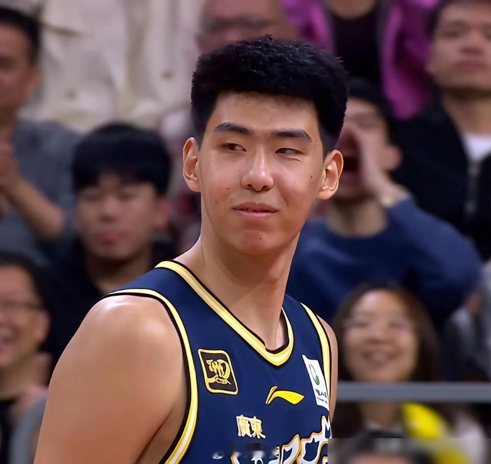 2米26的徐昕，摔了杜锋的毛巾，这一走，合同直接签了4年。去年7月，他和杜锋激