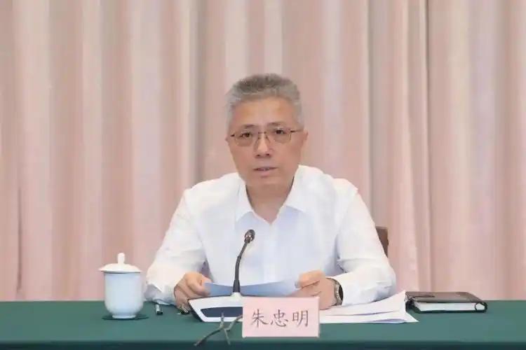 朱忠明出任上海市政府党组书记，这无疑是重用！事实上，从年纪来说1972年4月出生