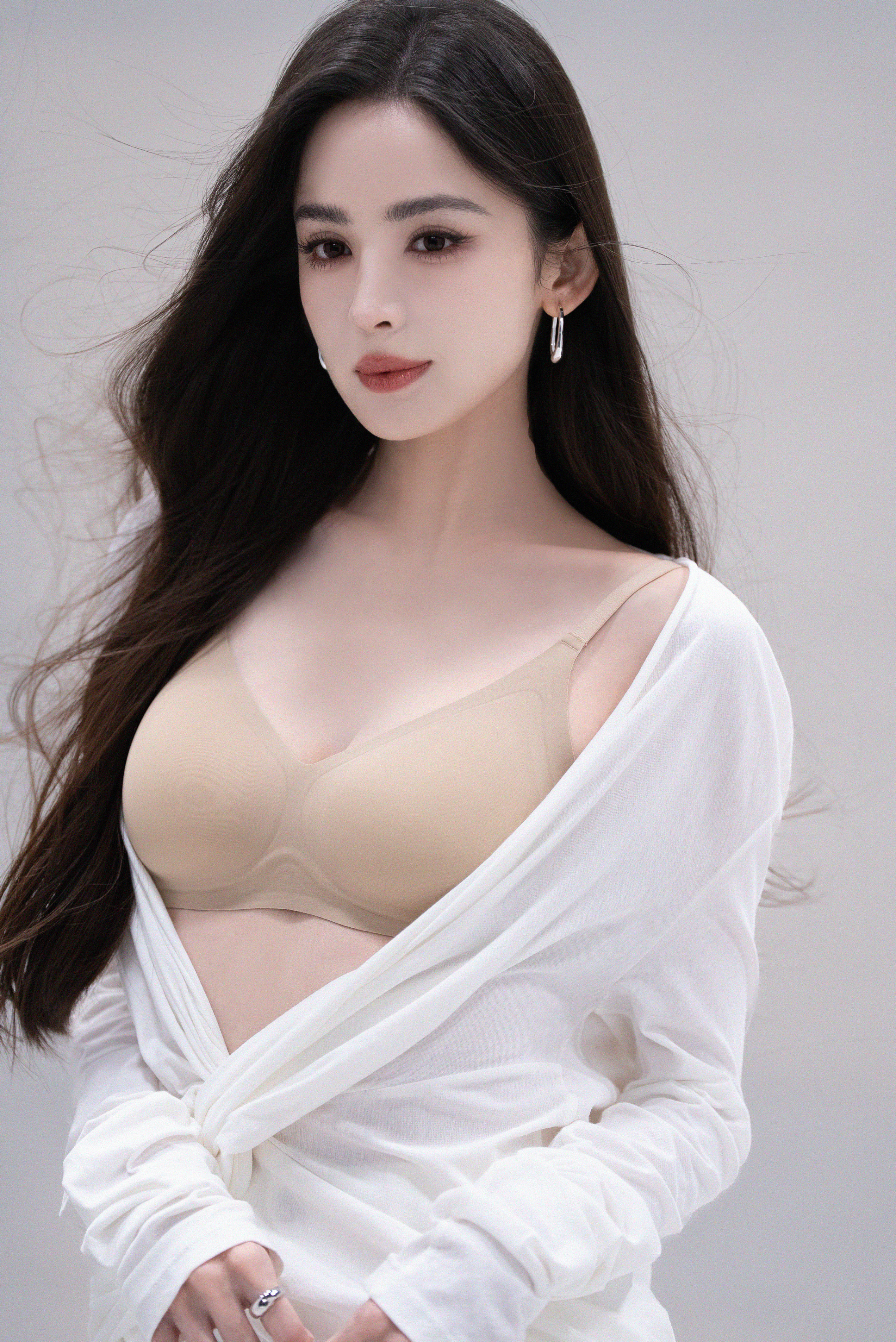 古力娜扎力量与柔美共生，在流动的纱幔间，舒展成最自在的模样。