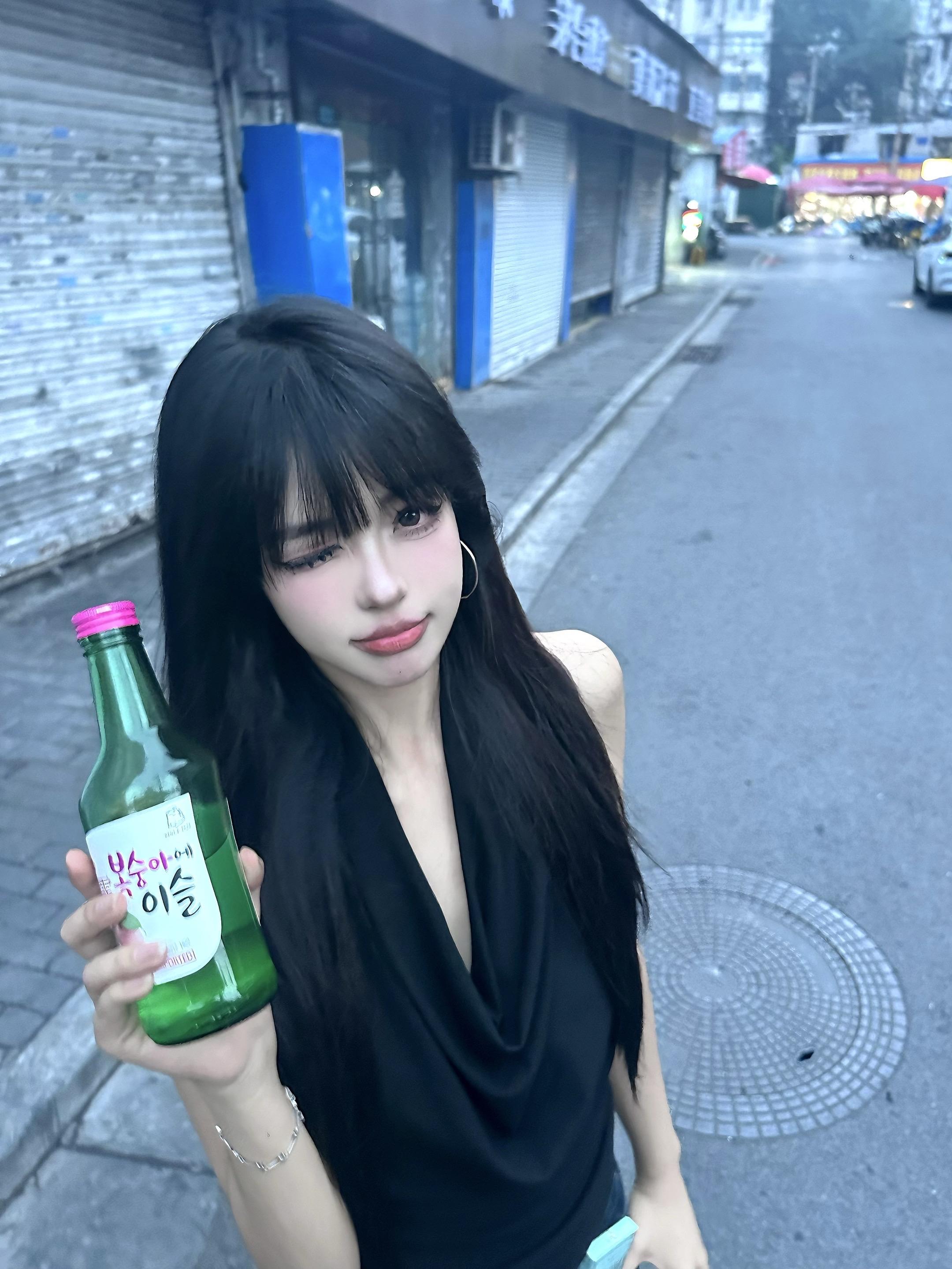 你抱着我掉眼泪说这世界太复杂