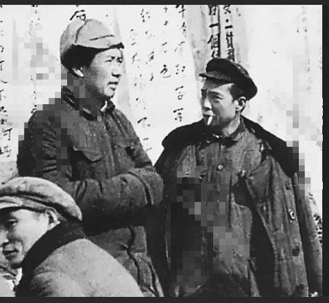 1942年冬，延安，背景为白色条幅，张浩同志追悼会，照片左边是陈云。中