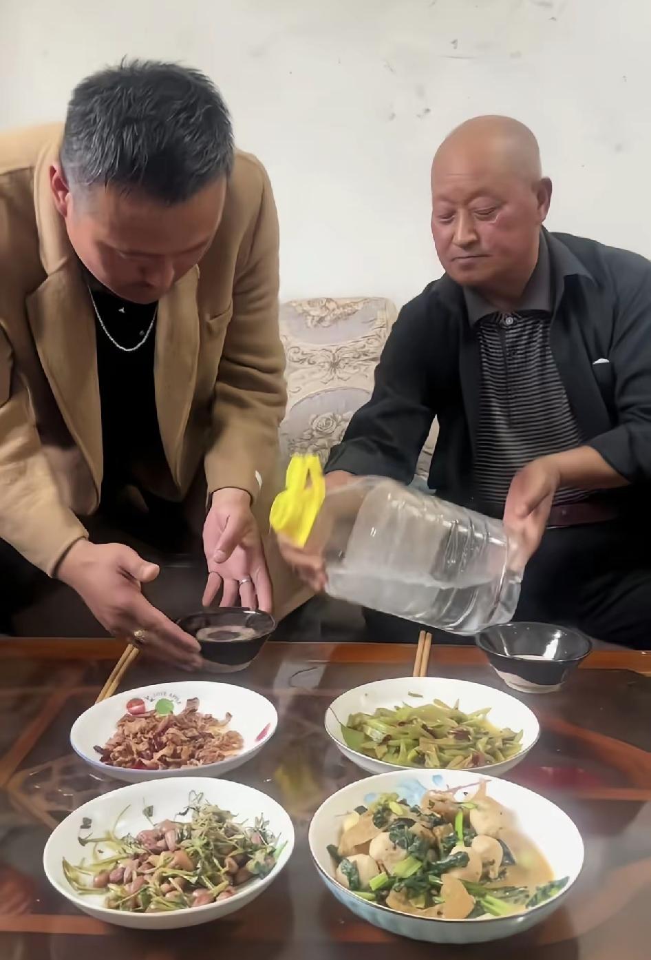 山东女婿第一次去山东的丈人家，从来没有喝过酒的中年男人，为了陪老丈人喝酒尽兴，按