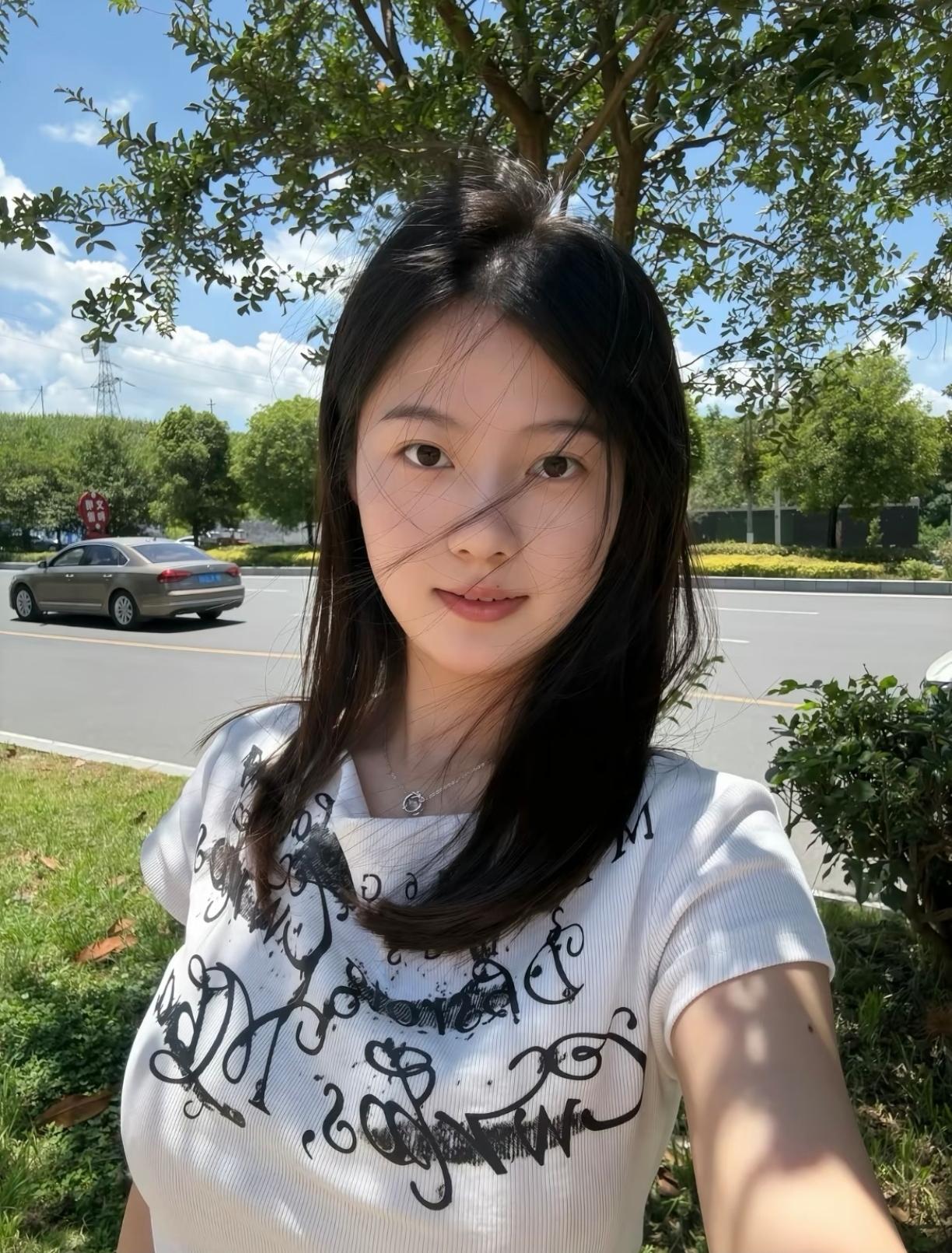 小美女在路边等你，风吹乱了一些头发到脸上，很是可爱。