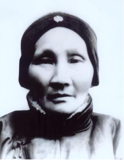 她是清末寡妇尼姑，难耐寂寞半路还俗嫁人，生下一子祸害中国至今，她就是王采玉。 