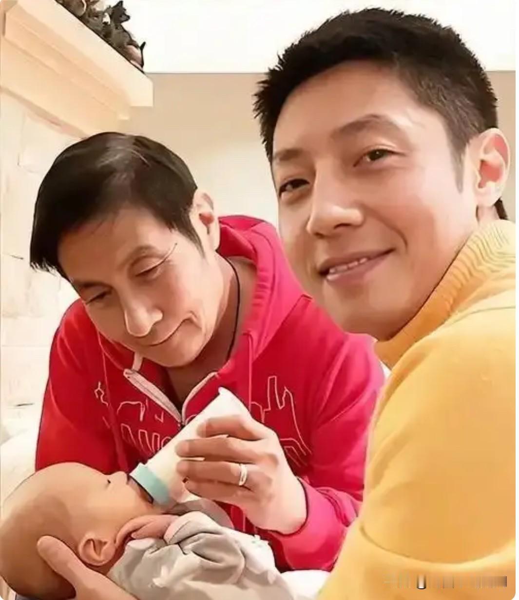 这是撒贝宁与父亲撒世贵与宝宝，祖孙三代的一张十分珍贵的合影。撒贝宁笑容温和从容，