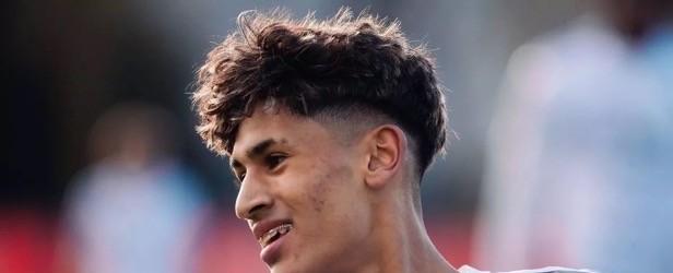 曼联把一个15岁孩子当航天员训，骨龄超前8%，却坚决不让他上场。球探报告写着“