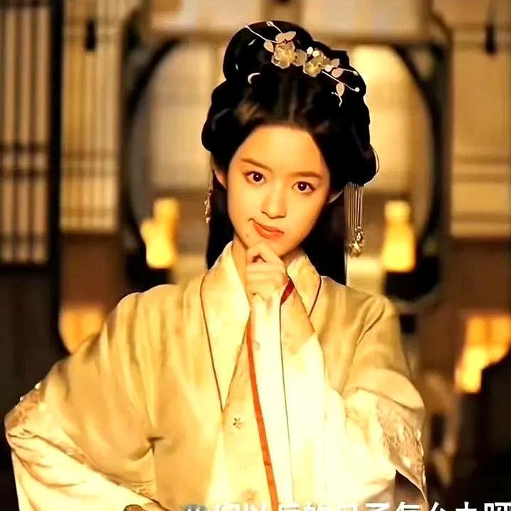 提到黄杨钿甜，你是不是也曾卡在她的名字上？特别是那个“钿”字，听起来陌生，念起来