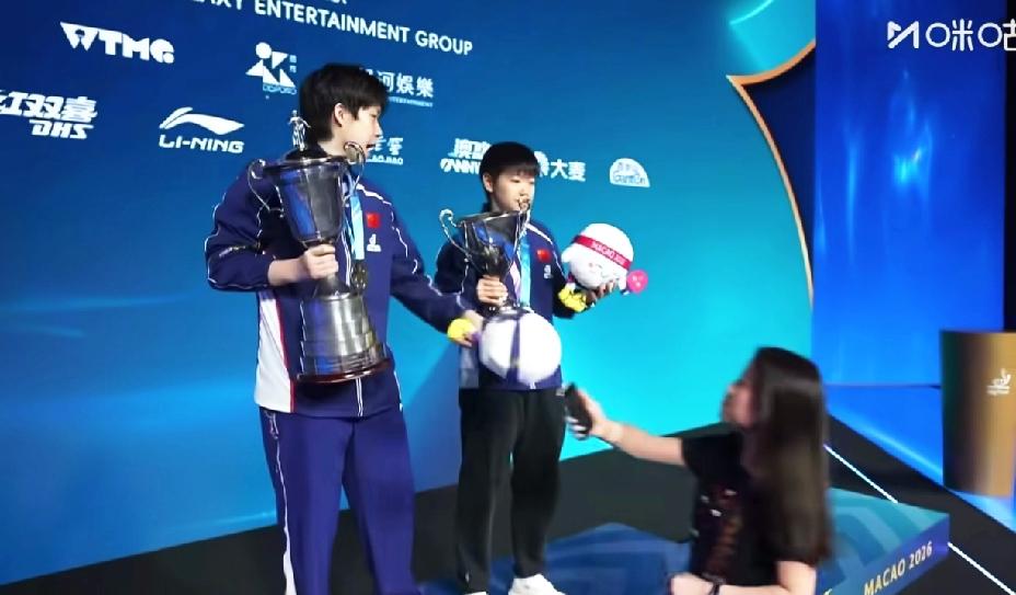 如果我是王楚钦，我就直接拿过手机来自拍。非得一个硬把手机塞给他，另一个在旁