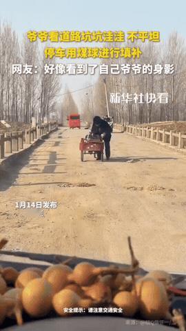 这个世界，总有人缝缝补补…近日山东，大爷的一个举动暖哭无数网友，一条土路上到