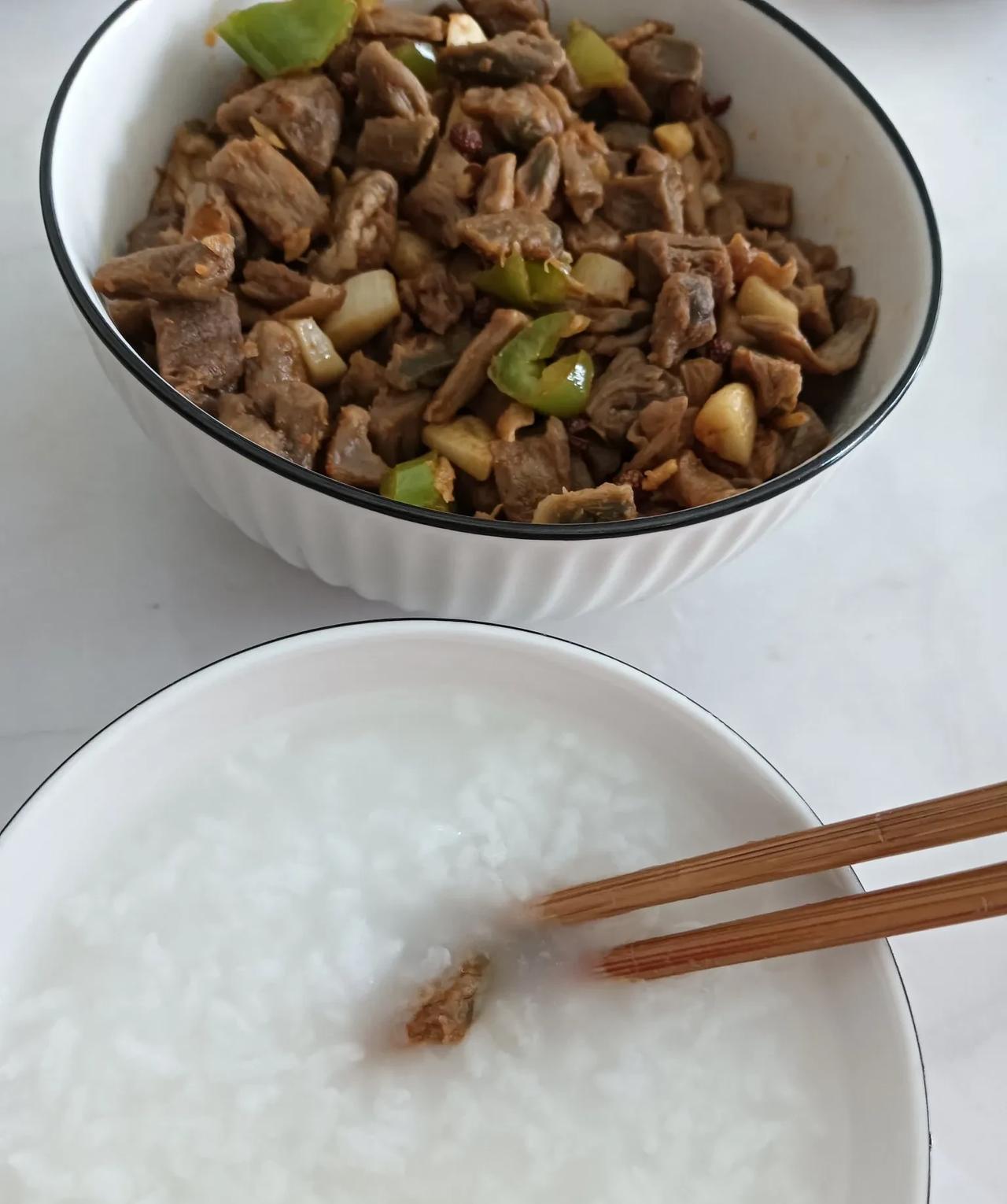 早上没做饭，半中午了煮了点粥炒了点咸菜，儿子睡到中午快1点了才起床，起来看我正在