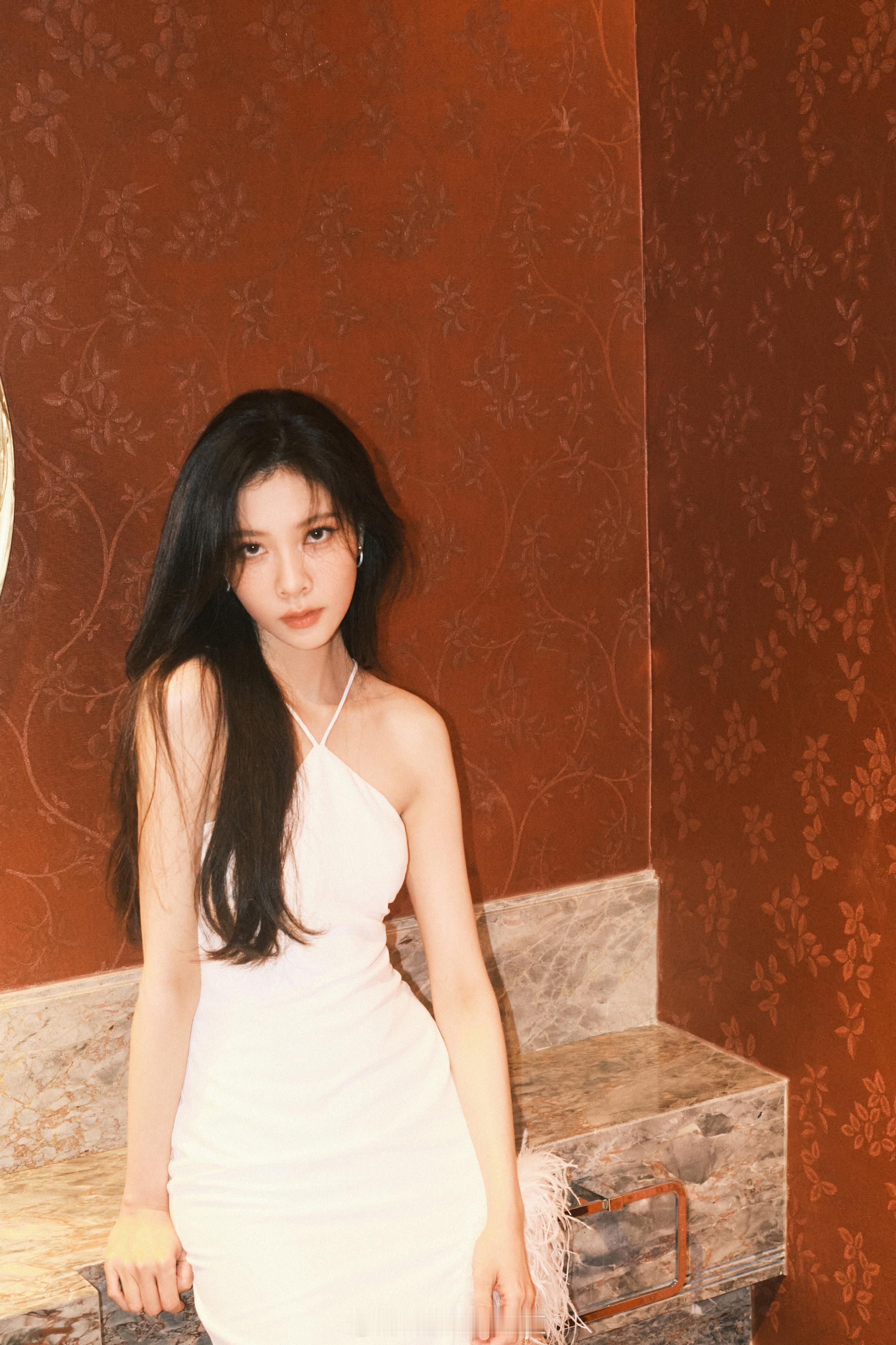 宋妍霏一袭白色挂脖长裙优雅大气