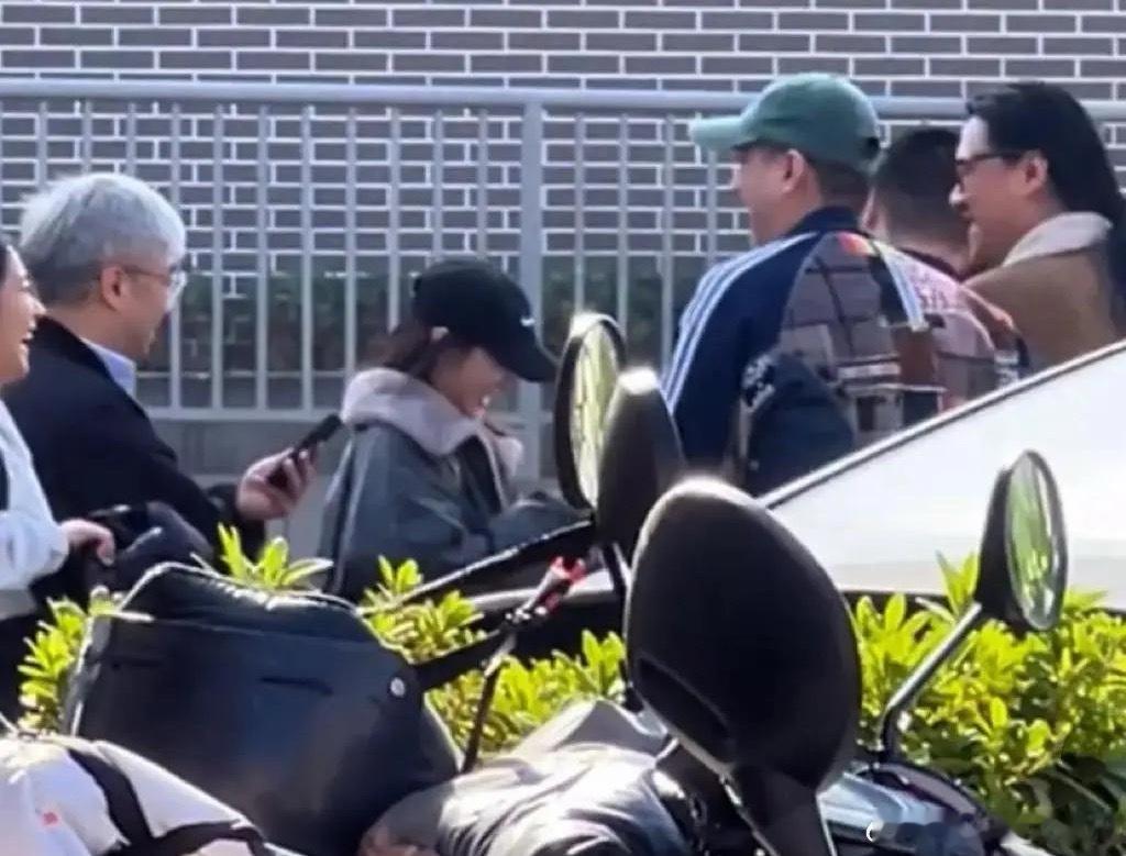 马頔又陪着李纯回娘家芜湖了。有网友拍到他们和几个亲友一起闲聊，看起来感情不错、关