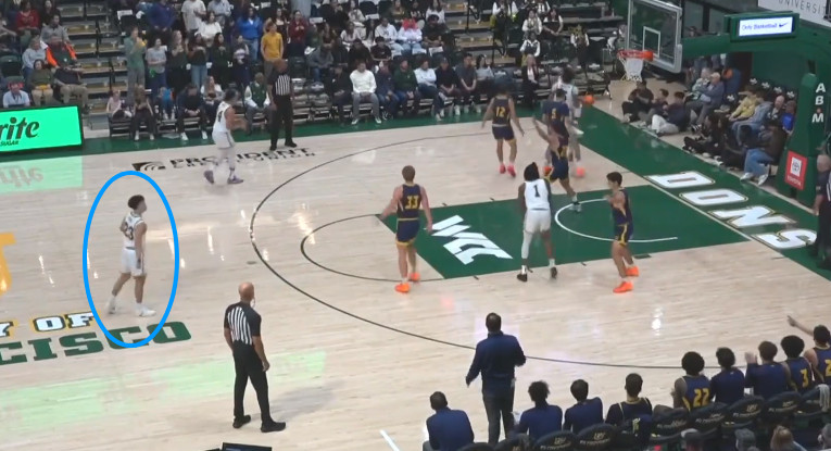 赵维伦上场了，看看能打成啥样哈。王俊杰那边到目前为止拿了7分。新赛季篮不住​​