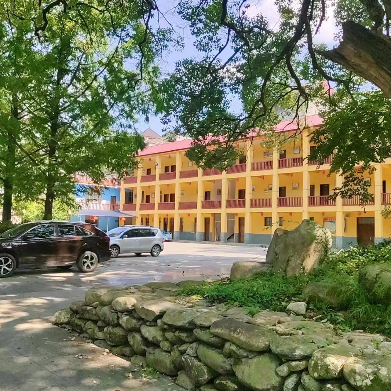 👍海拔450米，农家乐藏身千年古村的枫情谷，包吃住人均一百三，才是中老年人避暑