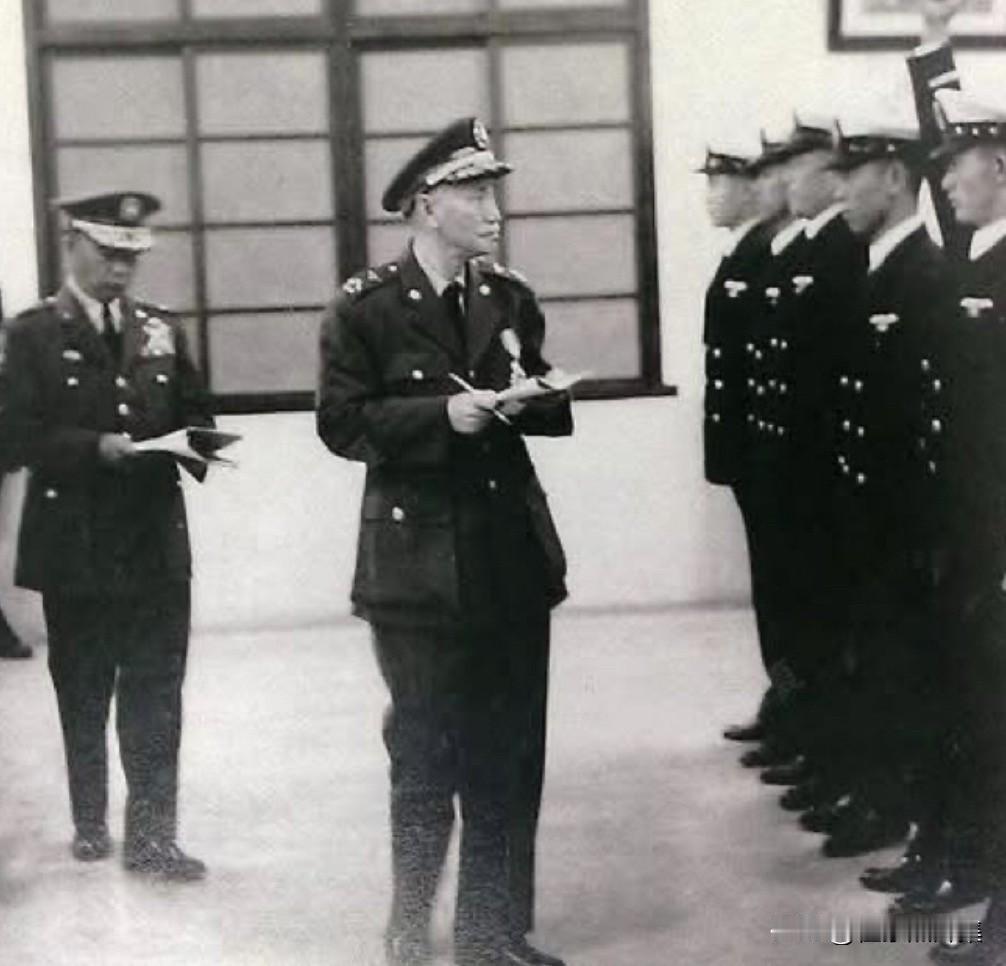 1961年，台湾省海军官校毕业生接受蒋介石点名的场景。当时，台湾军方在台北县三峡