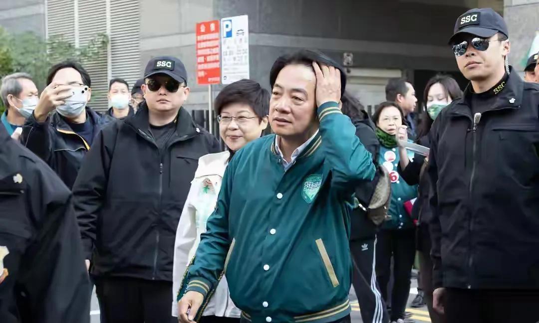 自以为是，尴尬了吧！赖清德能坐上台湾领导人的位子，他明知道是蓝白不合给他的机会