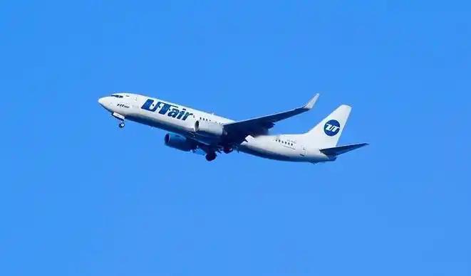 全体起立！俄罗斯一架客机在我上空遇紧急情况，发求救信号备降兰州。危险之际，中