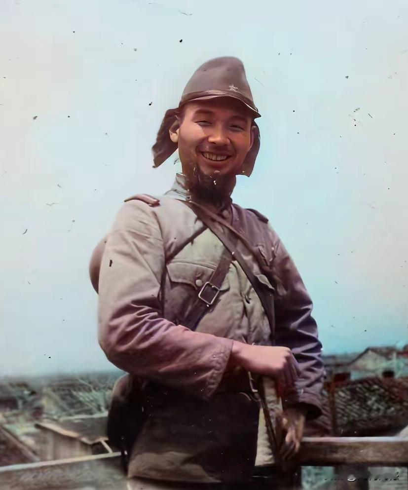 真实的日本鬼子，长的就是这副德行，小鼻子小眼睛，獐头鼠目，十分的猥琐，尤其是笑起