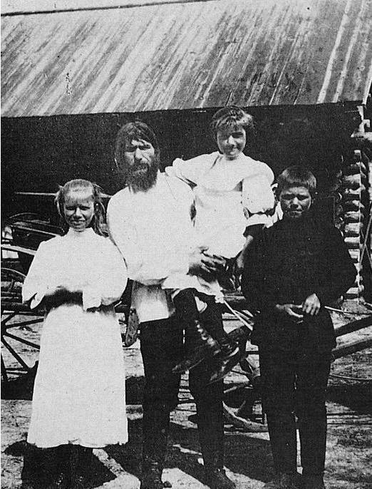 19世纪末期，在俄国出现了一位妖僧，他叫拉斯普京。被称为疯僧的拉斯普京喝下毒