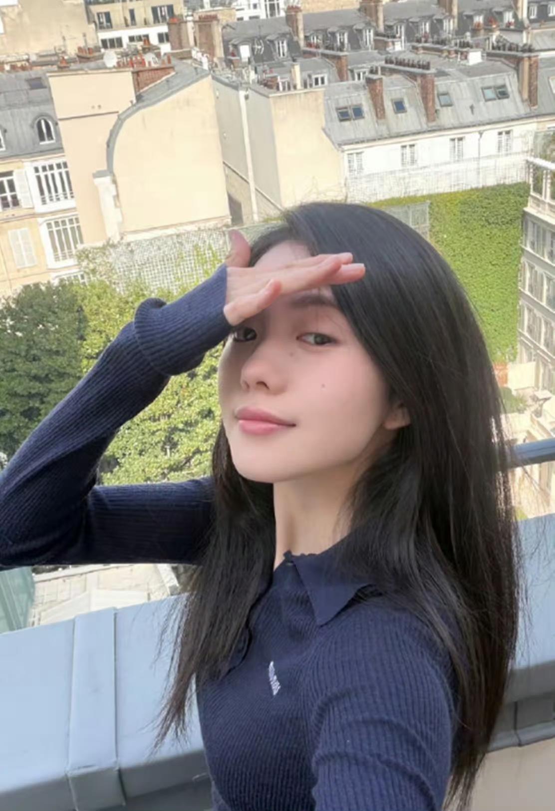 巴黎街头偶遇刘浩存，路人裹着厚厚冬装，她却一身清爽短袖，在人群中格外显眼。镜头下