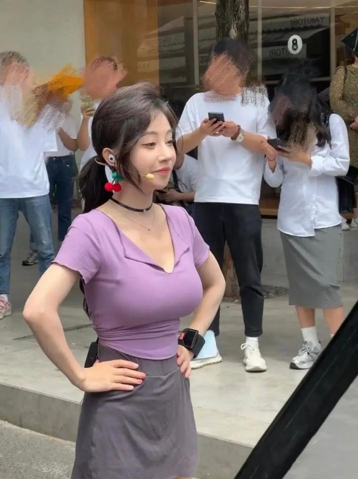 冯提莫风格变化大，其实另有原因！从前她甜美、可爱、娇小！现在的她身材太过傲人