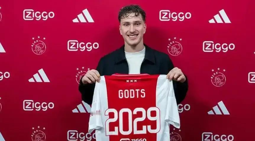 别被2500万欧标价吓到，罗马和英超球探盯上他，就因一个动作。荷甲过人王不