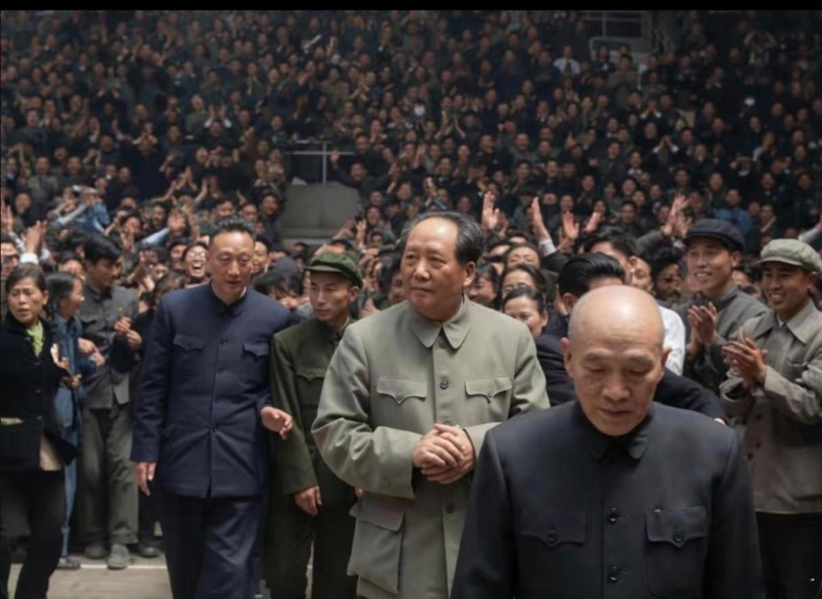 老照片藏着百姓最真心的崇敬，见到毛主席的场面看哭无数人翻看留存下来的老照片