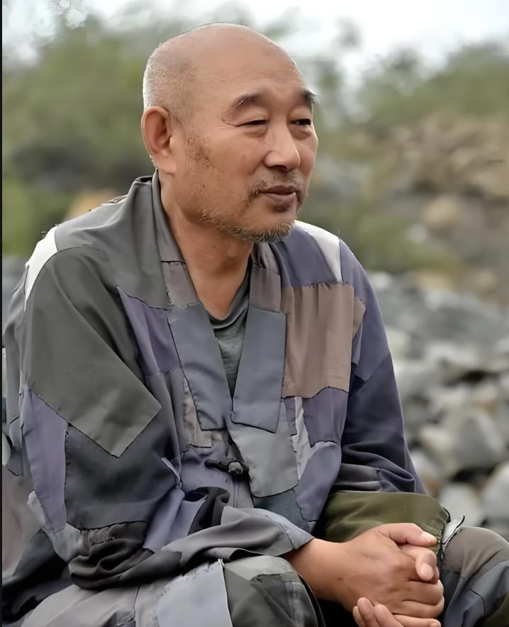 2000年2月8日，辽宁海城的大悲寺一改往日的清净，显得格外热闹，只因为：这一天