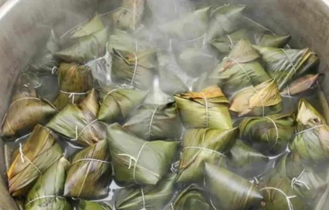 粽子煮好放锅里一晚上不可以。我之前端午节煮完粽子没及时捞出来，第二天发现有点酸味