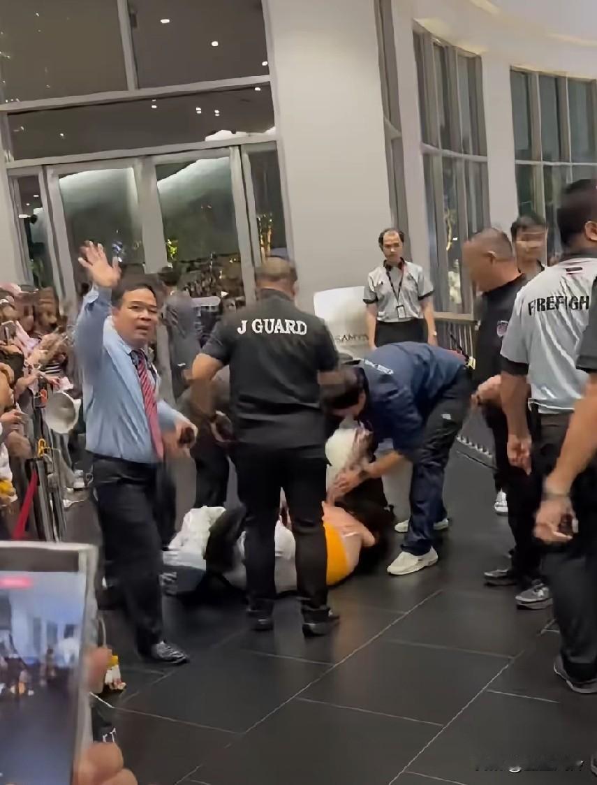女生赶去泰国追星，被工作人员殴打锁喉放倒，拖着走，周围的泰国人一片欢呼，想不通这
