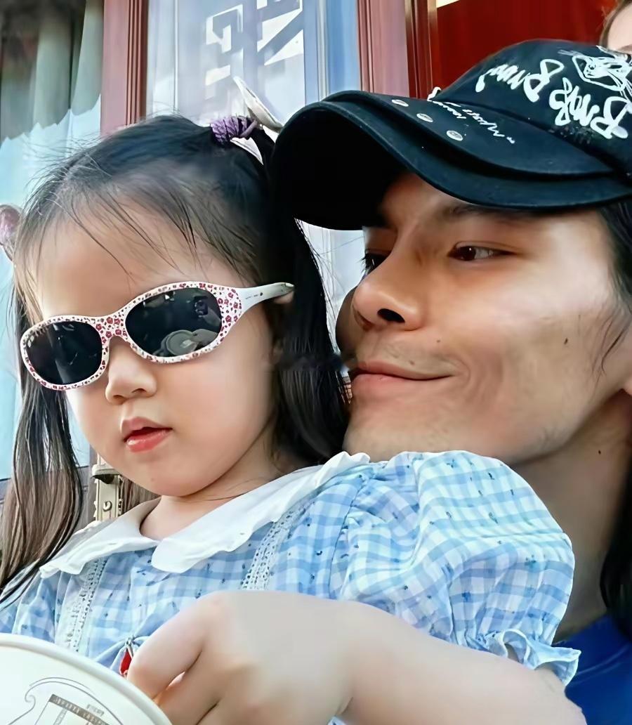向佐家的孙女颜值绝了，把家里三代人的好骨相都继承了，6岁身高就特别抢眼。