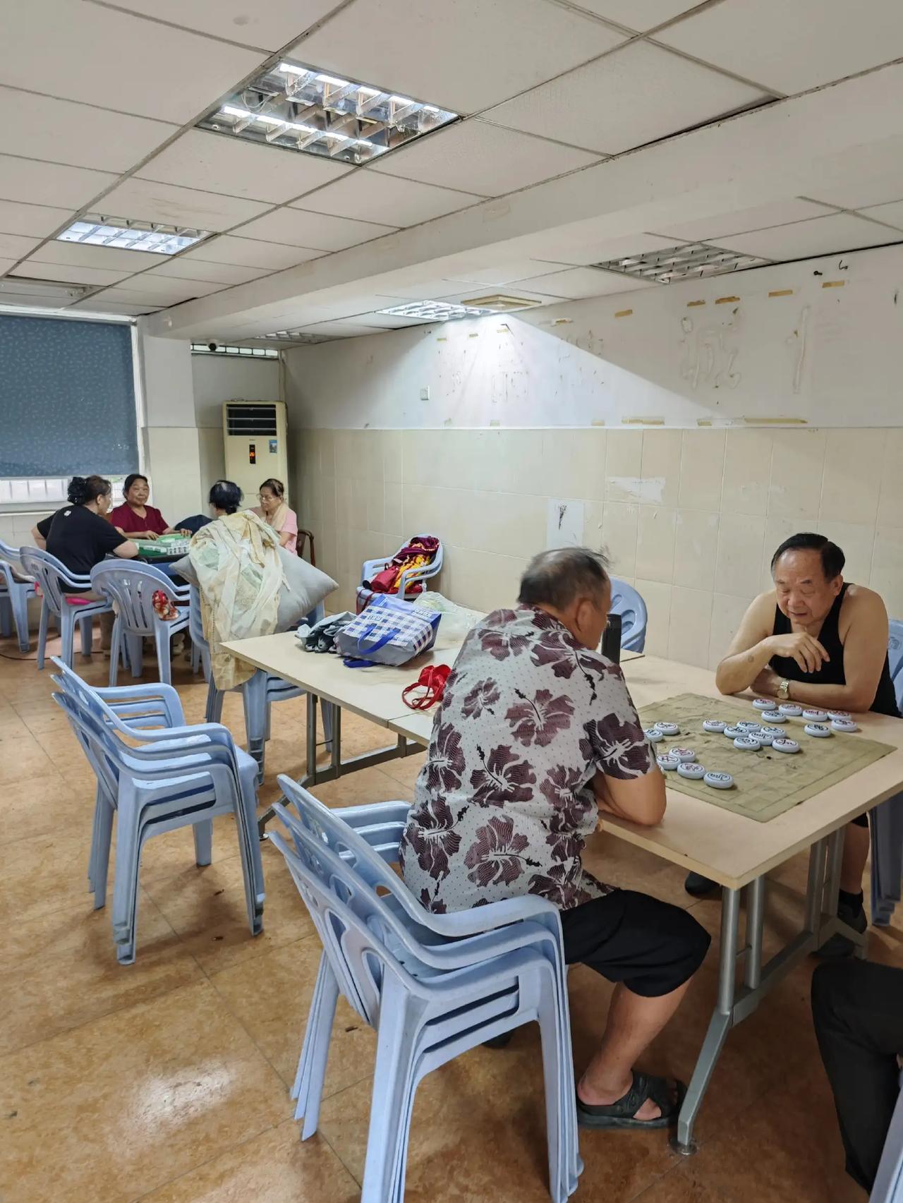 关于居民小区物业管理及费用定价的建议1、居民小区的物业服务必须去公司化，应实行