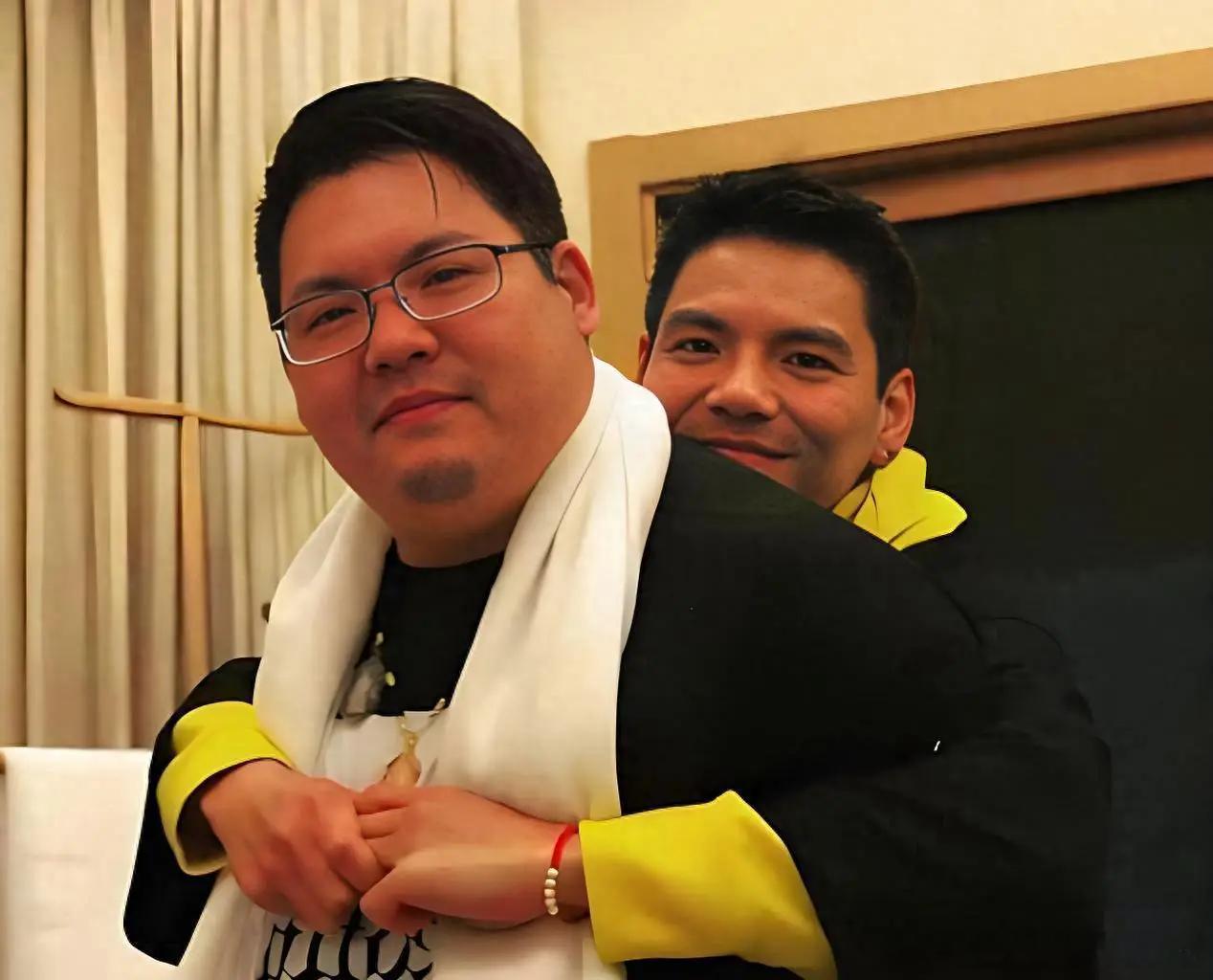 我对向佐一向无感，印象中，“一个不成器的富二代”而已。看到易立竞和向佐的访谈，对