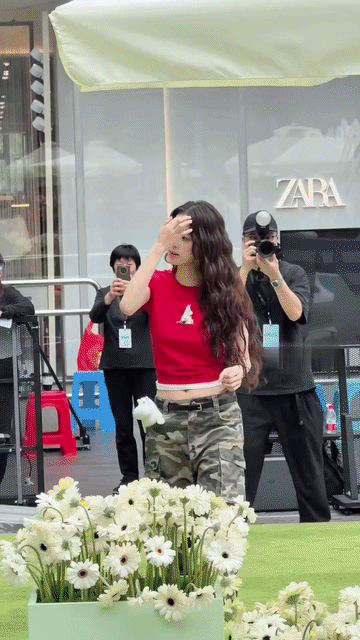 欧阳娜娜肚子上的一圈小肉肉好真实，其实挺喜欢欧阳娜娜的身材的，看着健康有活力，什