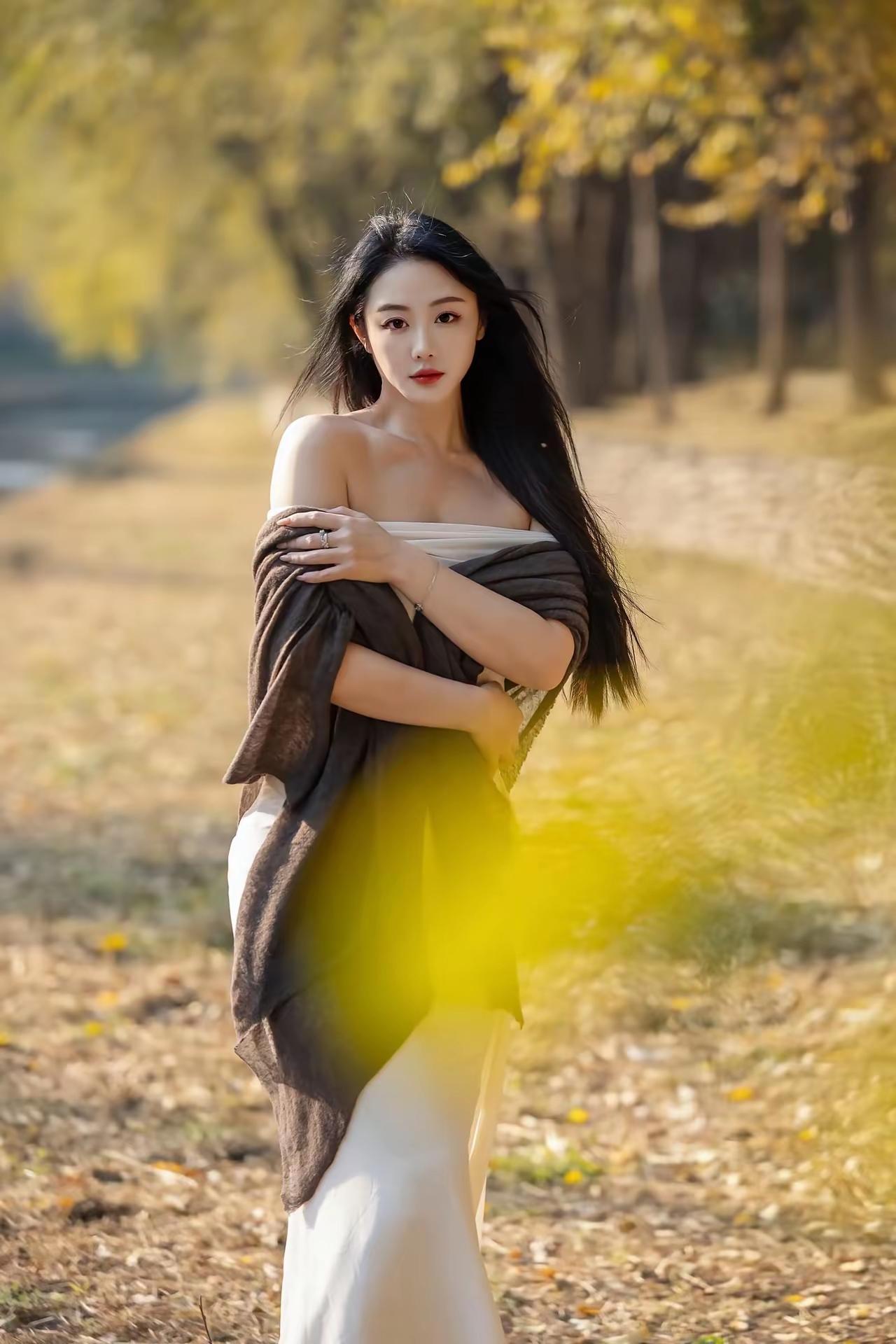 在那个秋天的午后山雾漫过栏杆时，风把秋意揉进每片枫叶里。