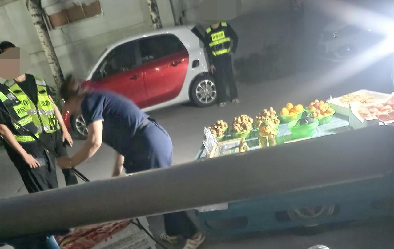 本来想着等工地完活了，也出去摆个地摊，卖一些水果和一些小孩玩具的，可是昨天晚上八