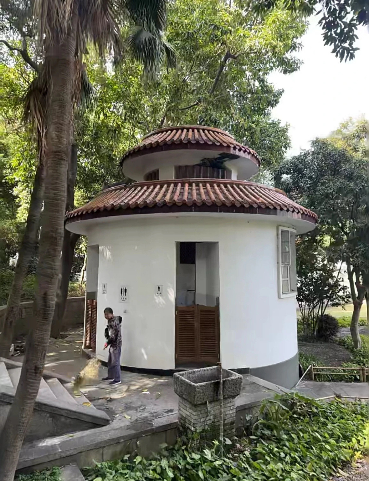 为什么寺庙里的卫生间是圆形的？​​​