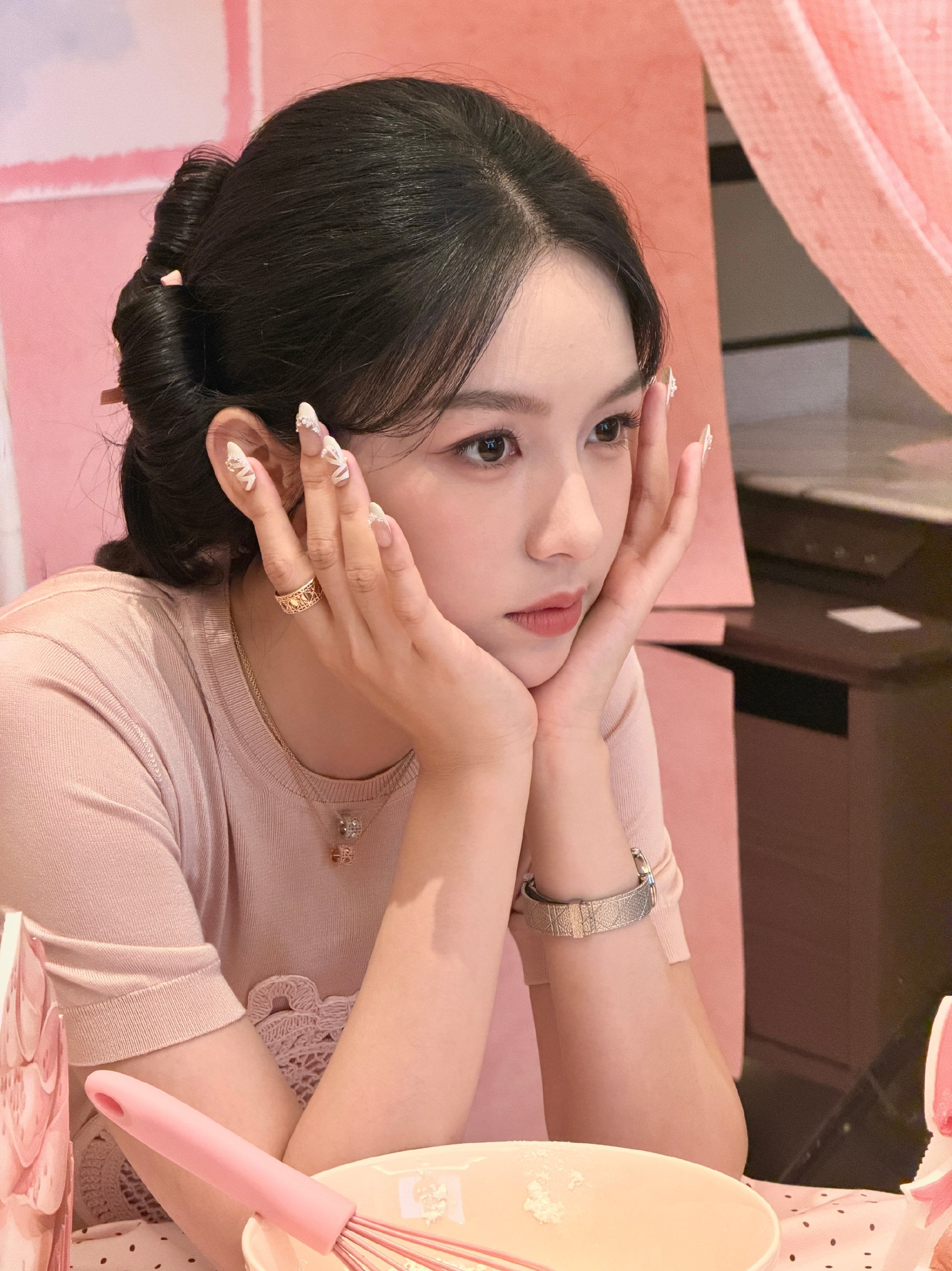1.、林玉芬导演，白鹿和丞磊主演的古偶剧《莫离》在鹅厂收官了。峰值热度刚过两万八