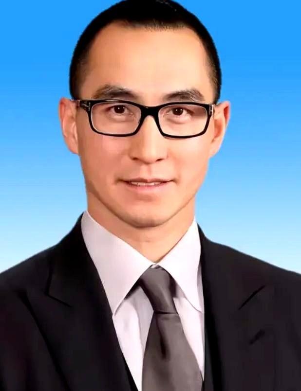 每次看到何猷龙，我总能想起他大姐何超琼，这对姐弟真是二房留给赌王最硬的底牌。很