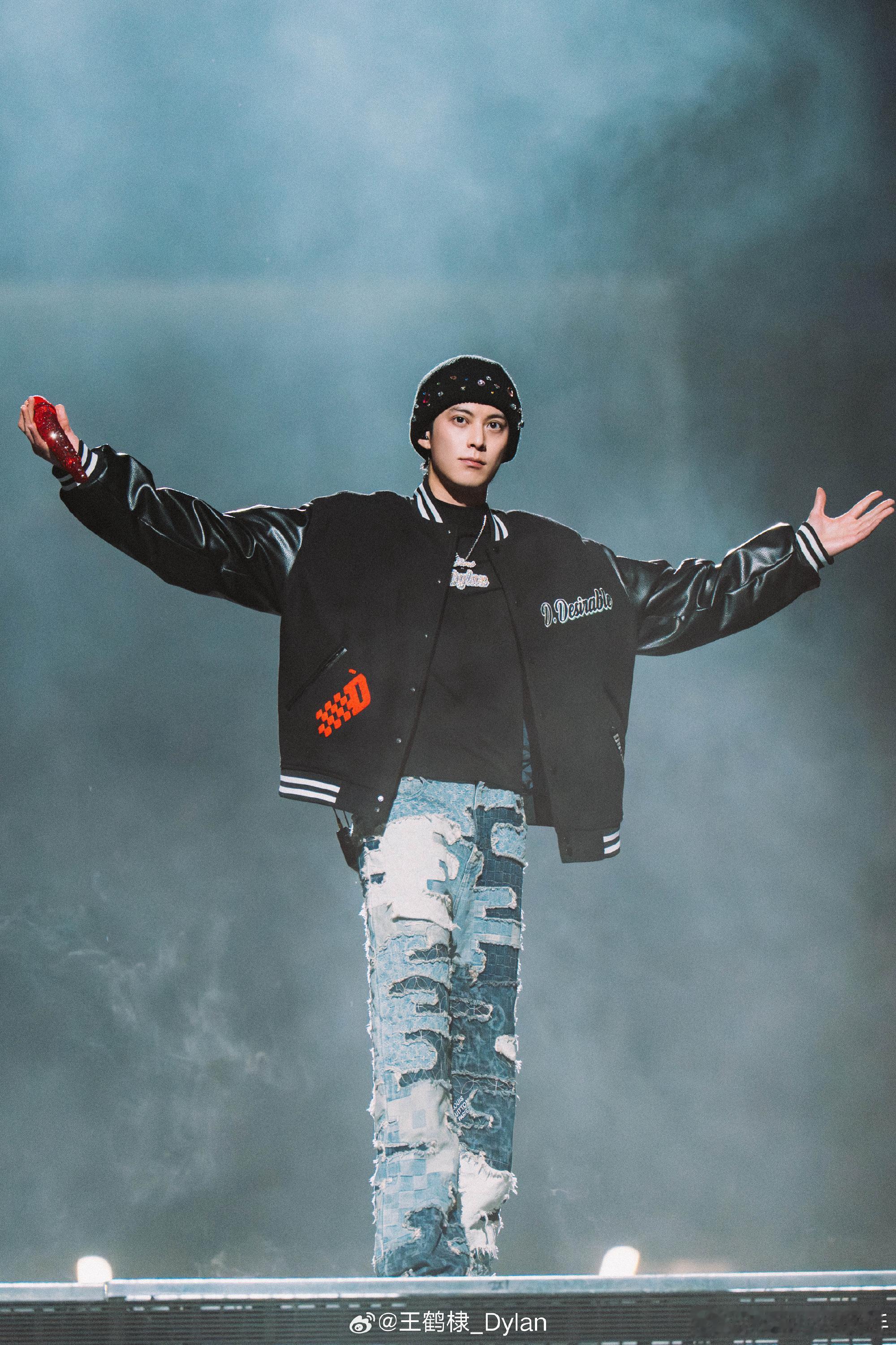 王鹤棣hi6上班路透，看着都有白头发了，也可能是之前染过的发色没染干净吧，不管怎