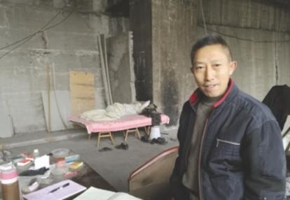 2008年，四川遂宁一个男子放弃家庭，住进了桥洞里，只为专门研究彩票，他每天要喝