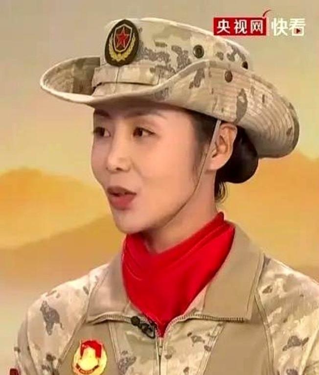 女民兵参加完阅兵后纷纷回家！父母与亲朋好友隆重欢迎，并为自家女儿是女民兵而感到骄