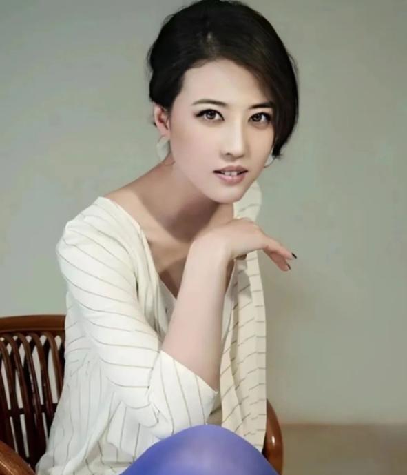 1990年，吕良伟父亲大骂：“你老婆周海媚天天睡到12点，这么懒的女人，也不伺候