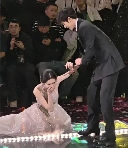 星光惊魂一摔，昀孟爱意“炸场”2025星光大赏的舞台，本就是星光熠熠的梦幻场