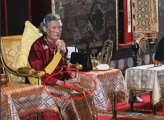 诗琳通公主跟西哈莫尼国王是同龄人，诗琳通公主还比西哈莫尼国王小两岁，双方都是未婚