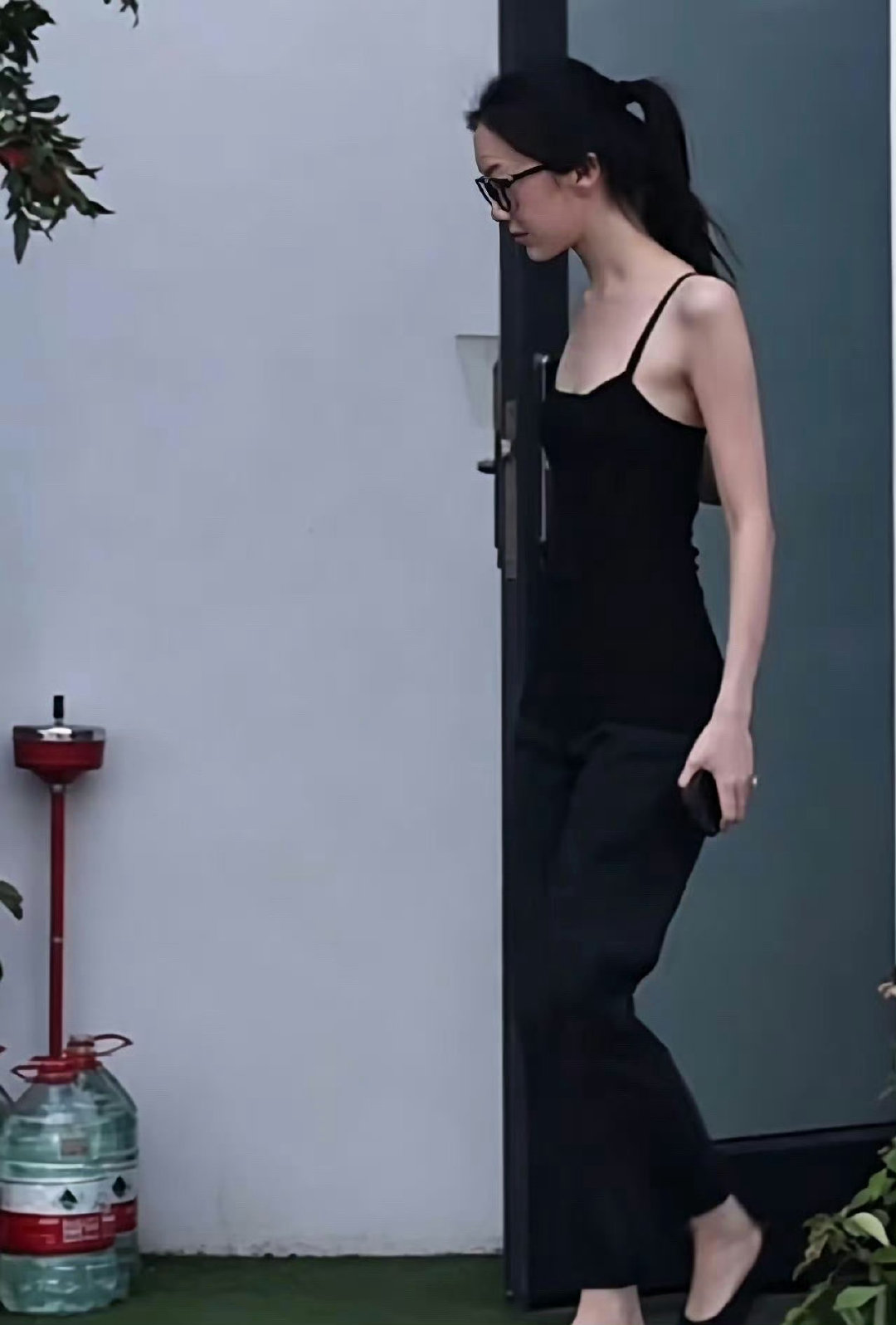 李嫣和窦靖童宋妍霏聚餐！身材太瘦了，薄薄的一片​​​