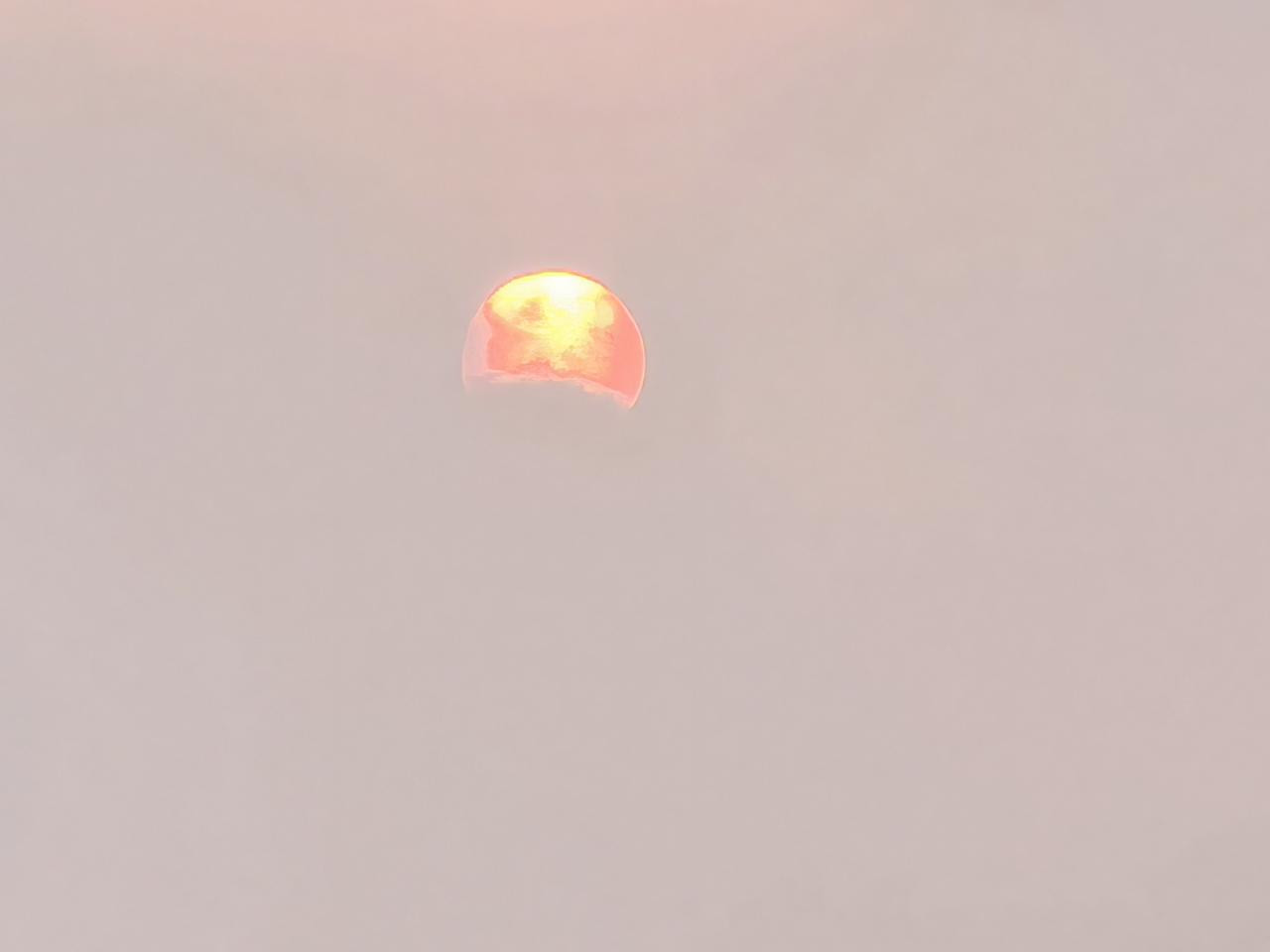 昨晚，朋友老金打来电话，言语间有些兴奋，说是花了250万，买了五套老破小。我