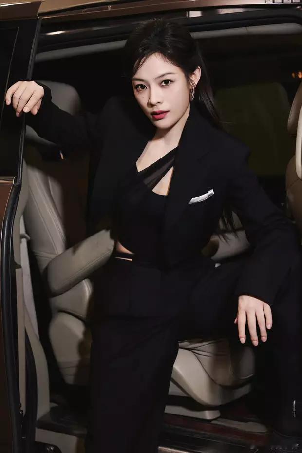 陈丽君化身冷酷御姐，又美又飒。​​​